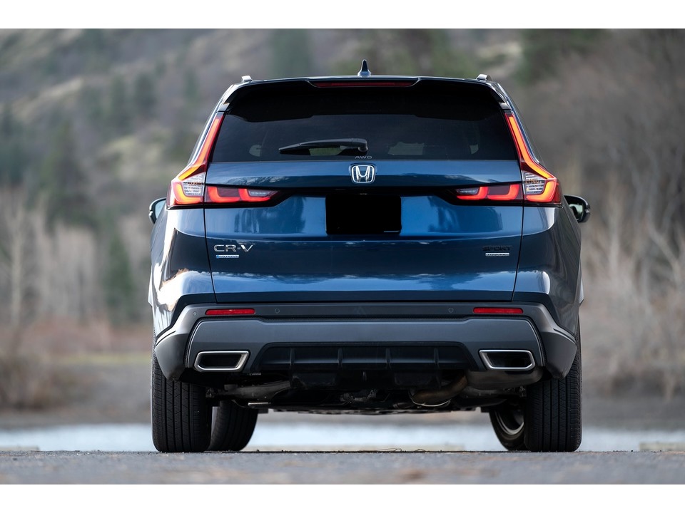 Rear view of 2025 Honda CR-V Hybrid and Hyundai Tucson Hybrid in best hybrid crossover review