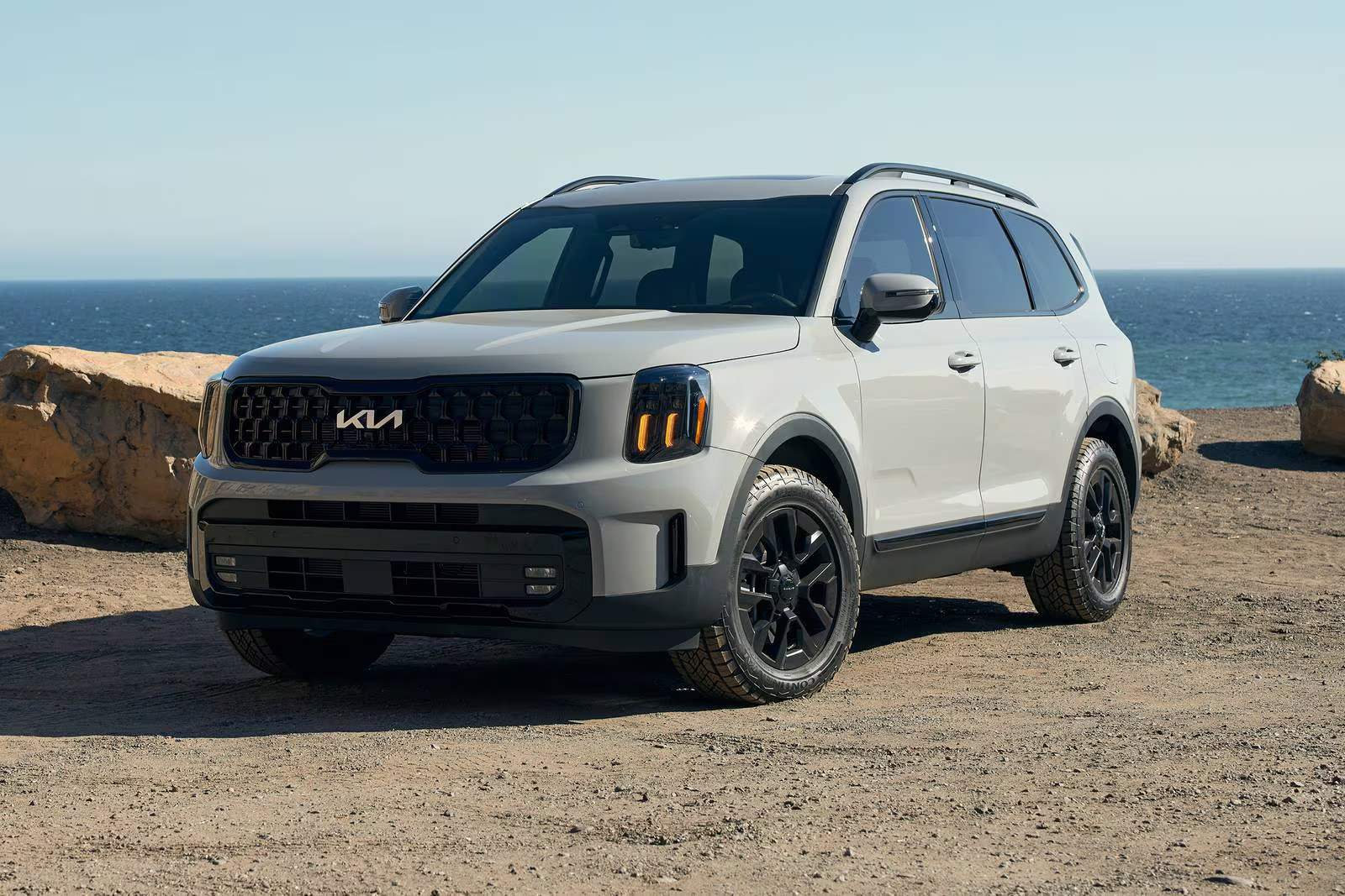 Front view of the 2025 Kia Telluride showcasing bold grille and updated headlights.