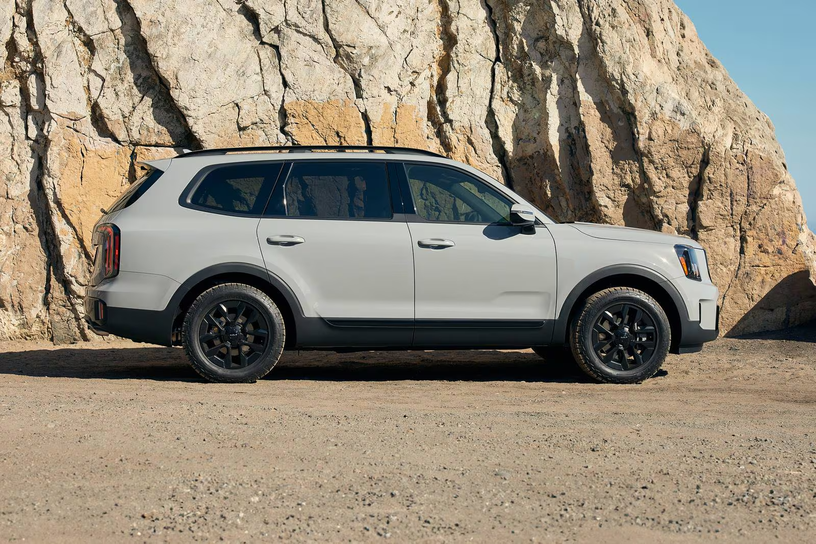 Side profile of the 2025 Kia Telluride featuring sleek design and alloy wheels.