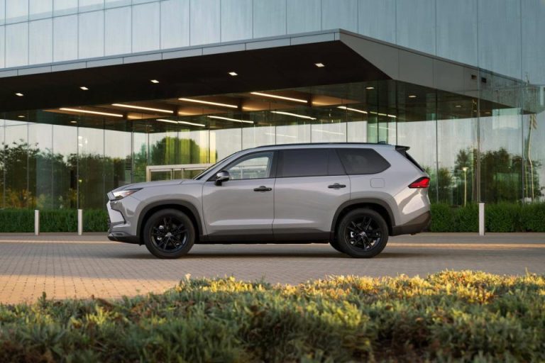 Side profile of the 2025 Toyota Grand Highlander Hybrid, a top hybrid Toyota SUV with stylish 20-inch wheels